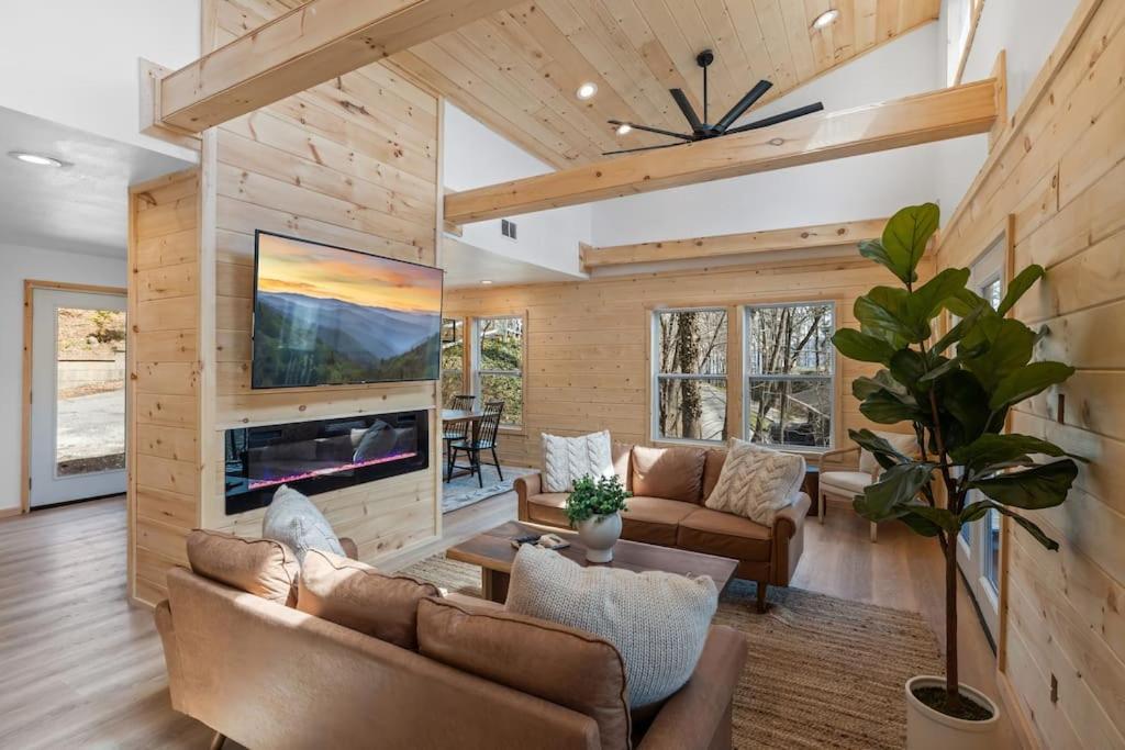 New! Modern Cabin With Two Decks, Bar & Game Room! Gatlinburg Exterior photo