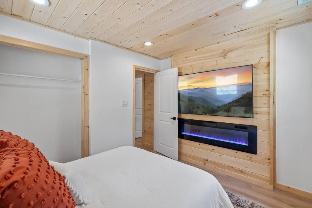 New! Modern Cabin With Two Decks, Bar & Game Room! Gatlinburg Exterior photo