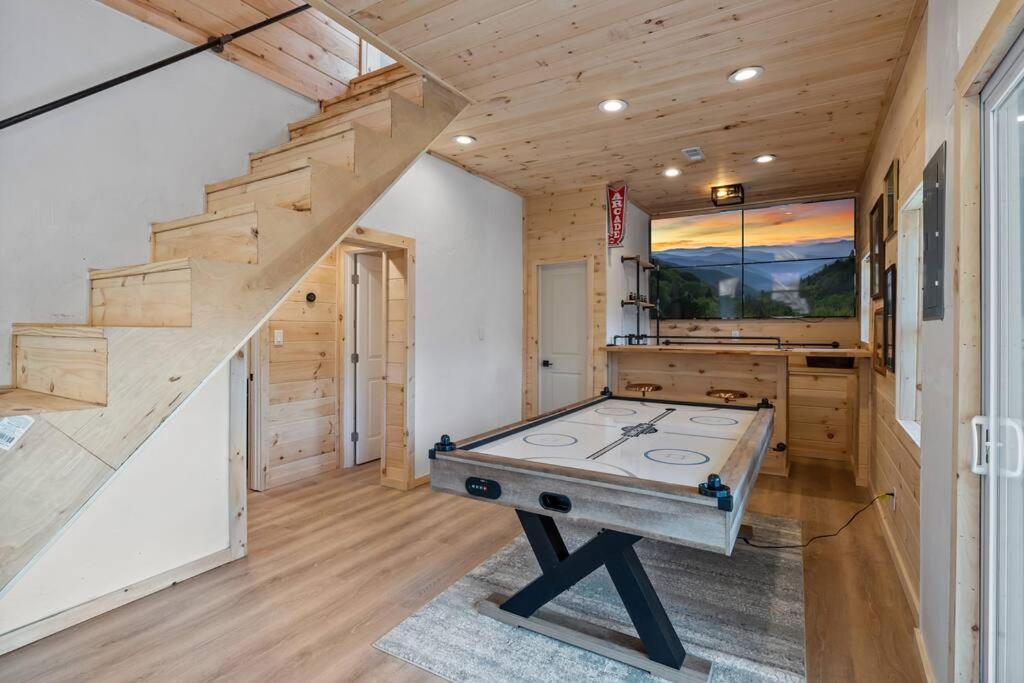 New! Modern Cabin With Two Decks, Bar & Game Room! Gatlinburg Exterior photo